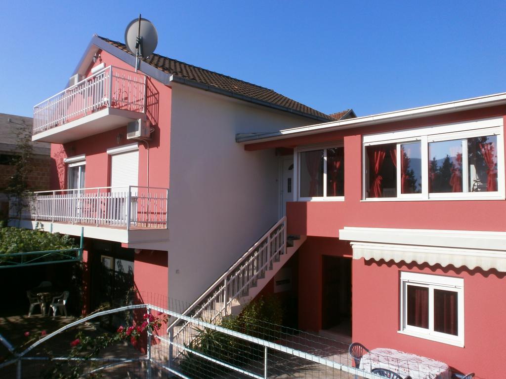 Max * Bijela
