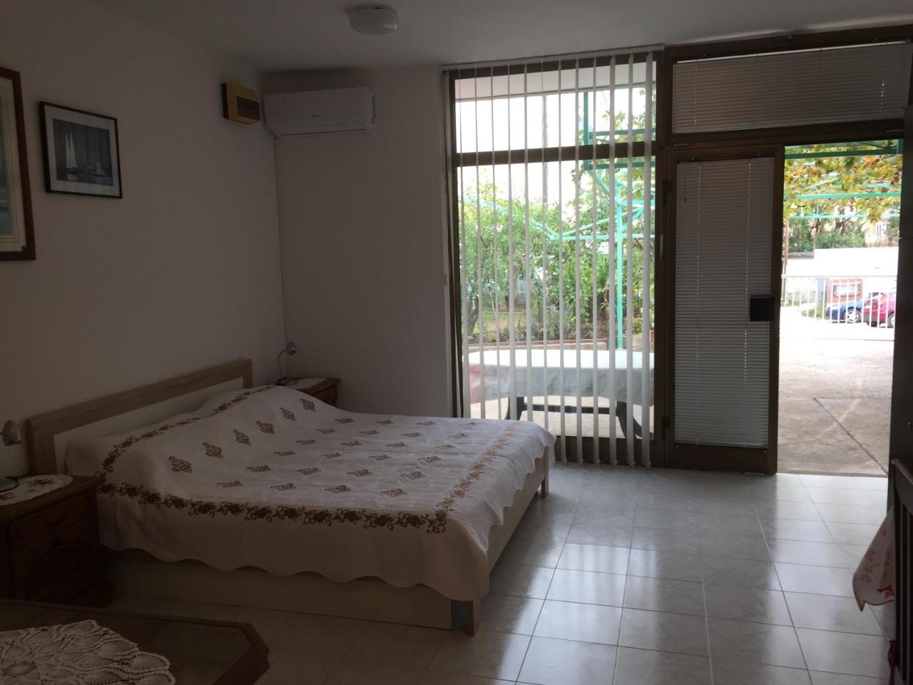 Max Apartment Bijela