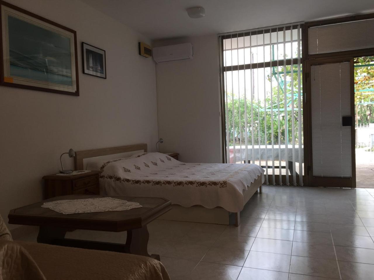 Max Apartment *