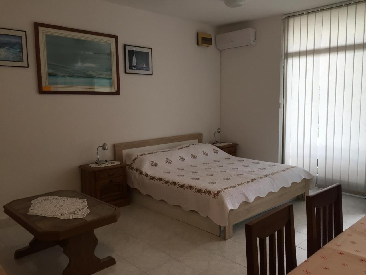 Apartment Max Bijela