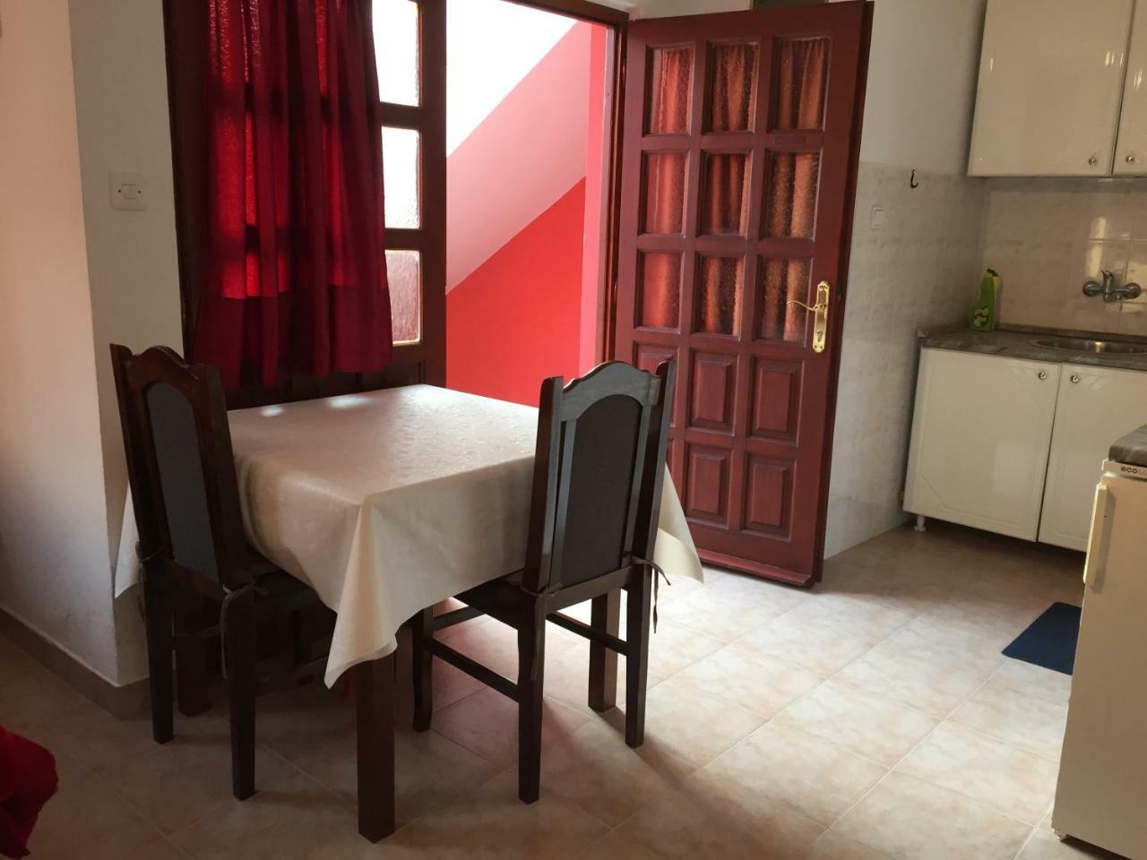 Max Apartment Bijela
